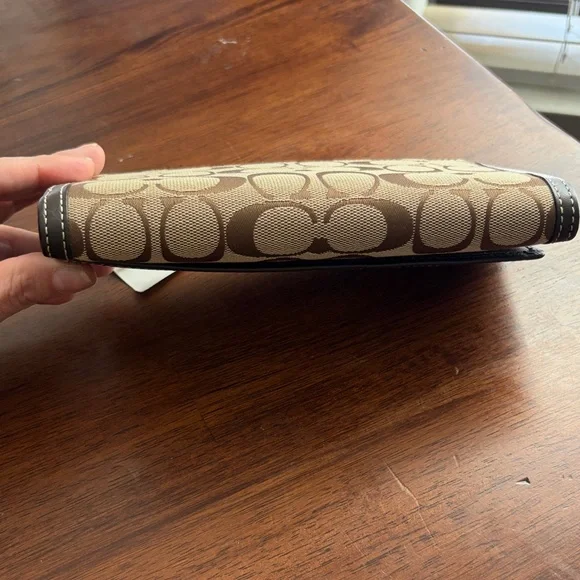 Vintage Coach Hampton Tan and Brown Signature Wallet - Picture 4 of 8